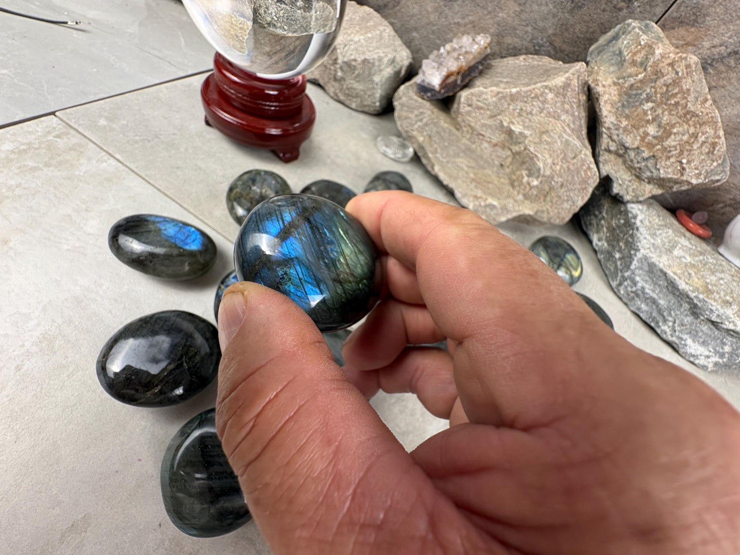 Finland Spectrolite Natural Palm Stone Smooth Polished Carved Crystal for Distraction Anxiety Worry Home Dcor Arts Crafts Birthday Gift