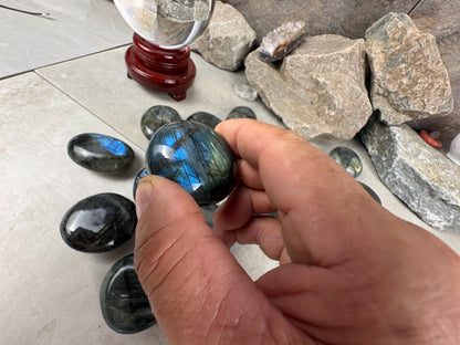 Finland Spectrolite Natural Palm Stone Smooth Polished Carved Crystal for Distraction Anxiety Worry Home Dcor Arts Crafts Birthday Gift