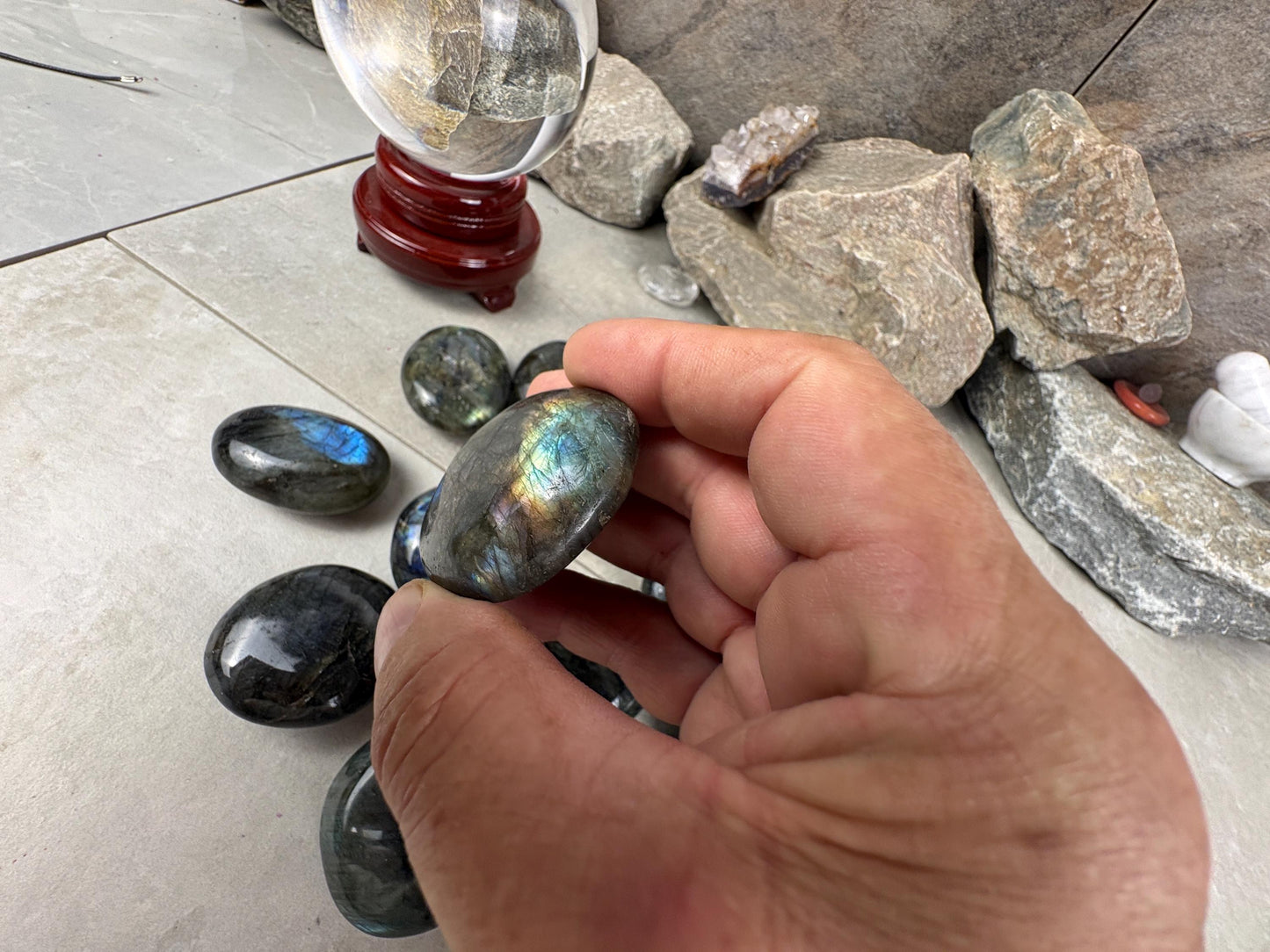 Finland Spectrolite Natural Palm Stone Smooth Polished Carved Crystal for Distraction Anxiety Worry Home Dcor Arts Crafts Birthday Gift