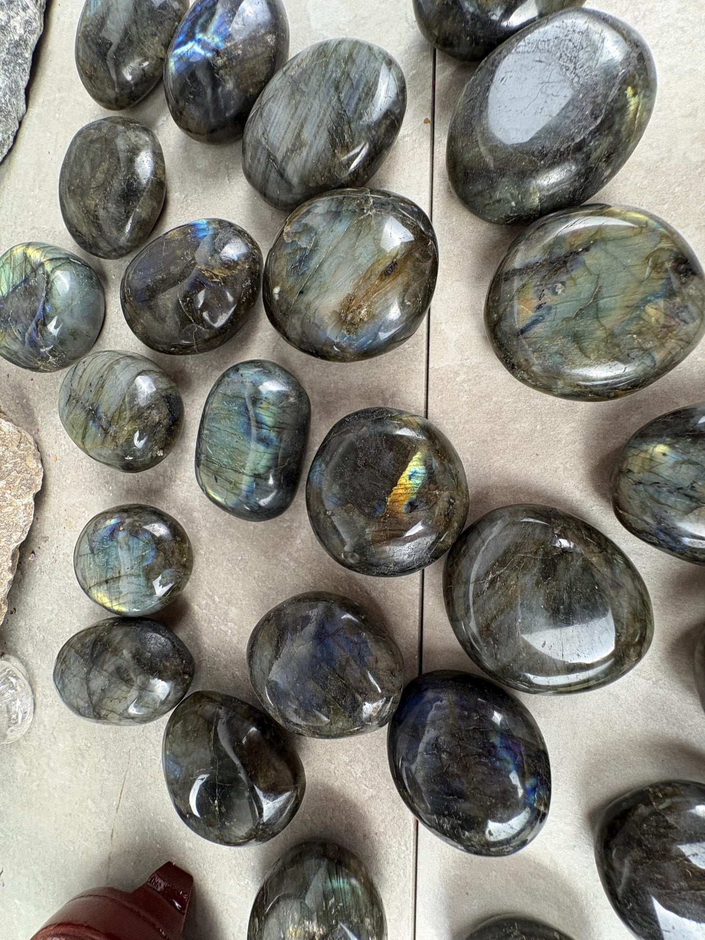 Finland Spectrolite Natural Palm Stone Smooth Polished Carved Crystal for Distraction Anxiety Worry Home Dcor Arts Crafts Birthday Gift