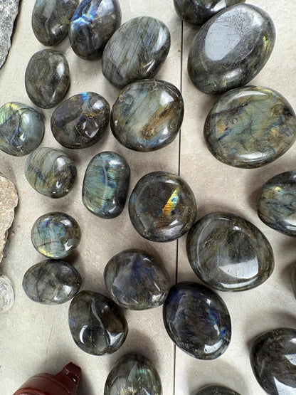 Finland Spectrolite Natural Palm Stone Smooth Polished Carved Crystal for Distraction Anxiety Worry Home Dcor Arts Crafts Birthday Gift