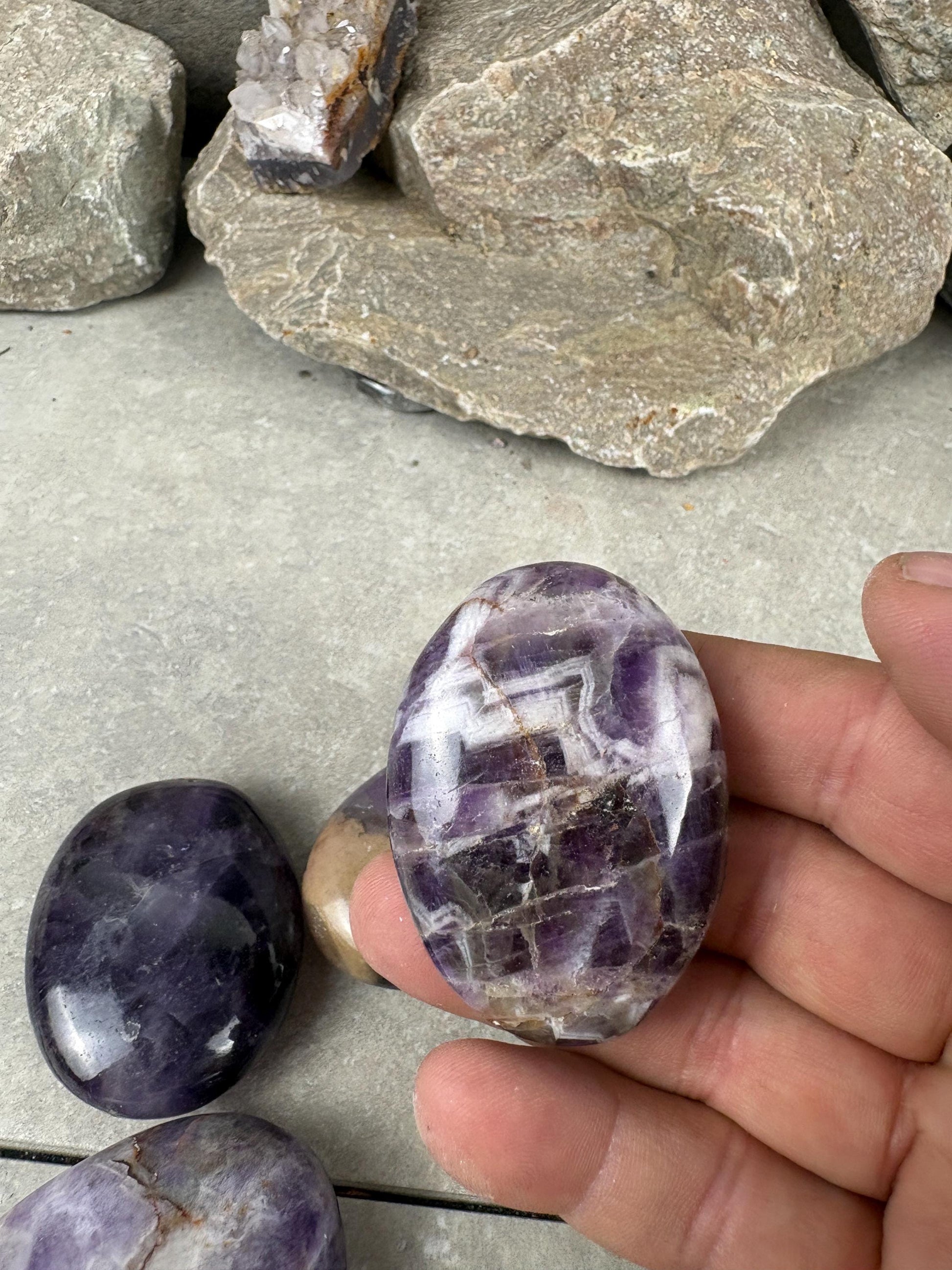 Traditional India Saputra Amethyst Mountain Palm Stone Polished Carved Crystal Home Decor Worry Pocket Stress Anxiety Palm Stone Birthday