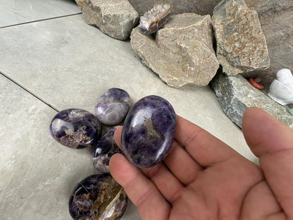 Traditional India Saputra Amethyst Mountain Palm Stone Polished Carved Crystal Home Decor Worry Pocket Stress Anxiety Palm Stone Birthday