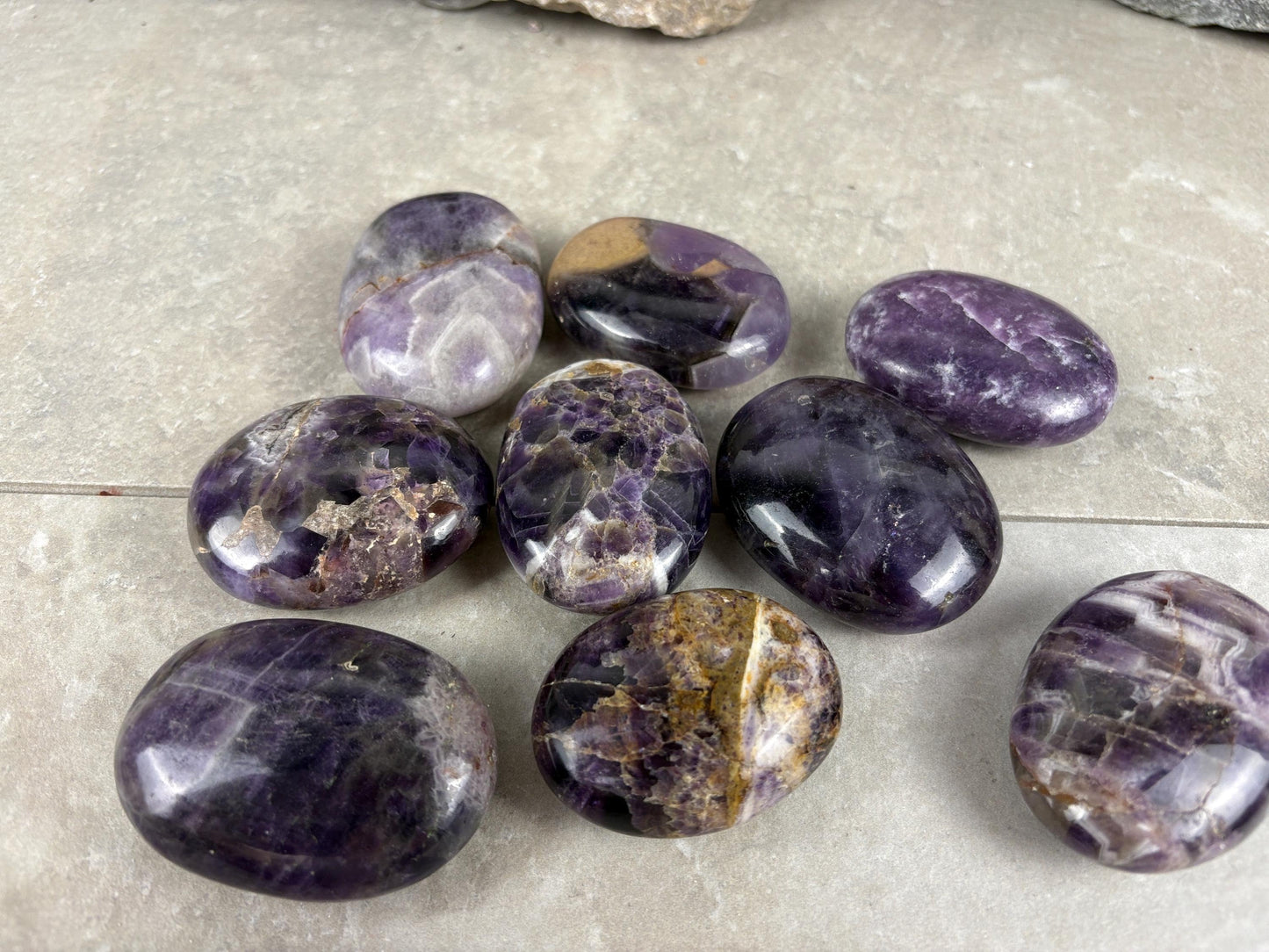Traditional India Saputra Amethyst Mountain Palm Stone Polished Carved Crystal Home Decor Worry Pocket Stress Anxiety Palm Stone Birthday
