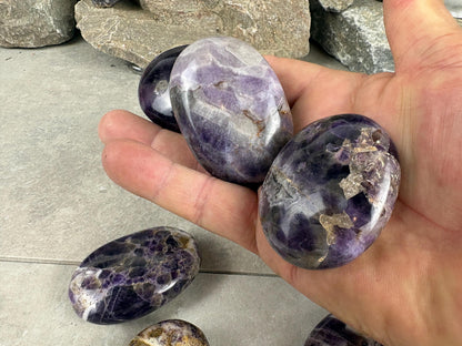 Traditional India Saputra Amethyst Mountain Palm Stone Polished Carved Crystal Home Decor Worry Pocket Stress Anxiety Palm Stone Birthday