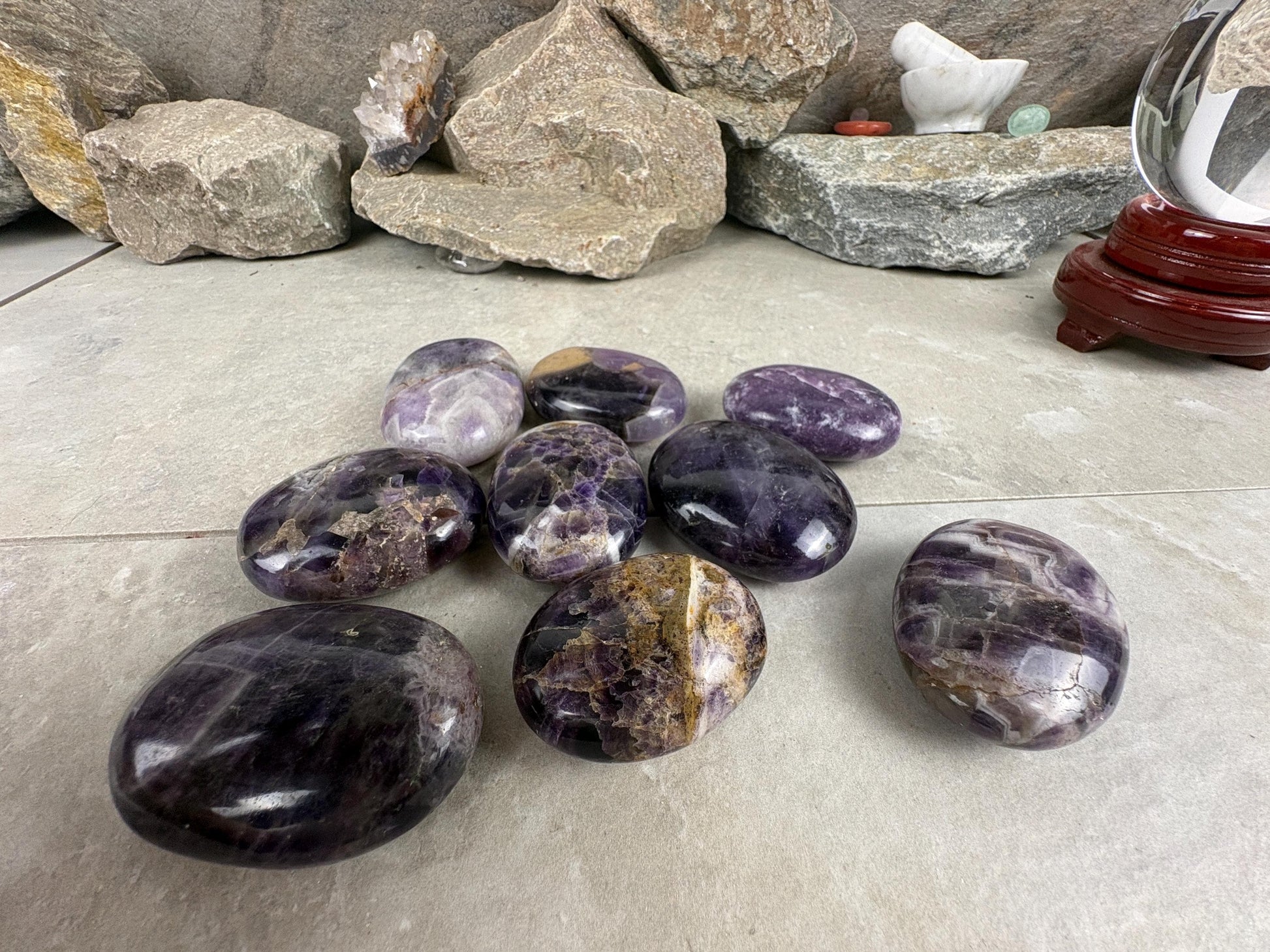 Traditional India Saputra Amethyst Mountain Palm Stone Polished Carved Crystal Home Decor Worry Pocket Stress Anxiety Palm Stone Birthday