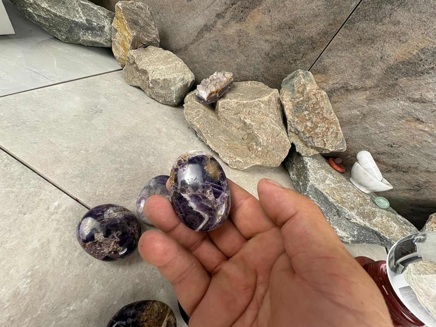 Traditional India Saputra Amethyst Mountain Palm Stone Polished Carved Crystal Home Decor Worry Pocket Stress Anxiety Palm Stone Birthday