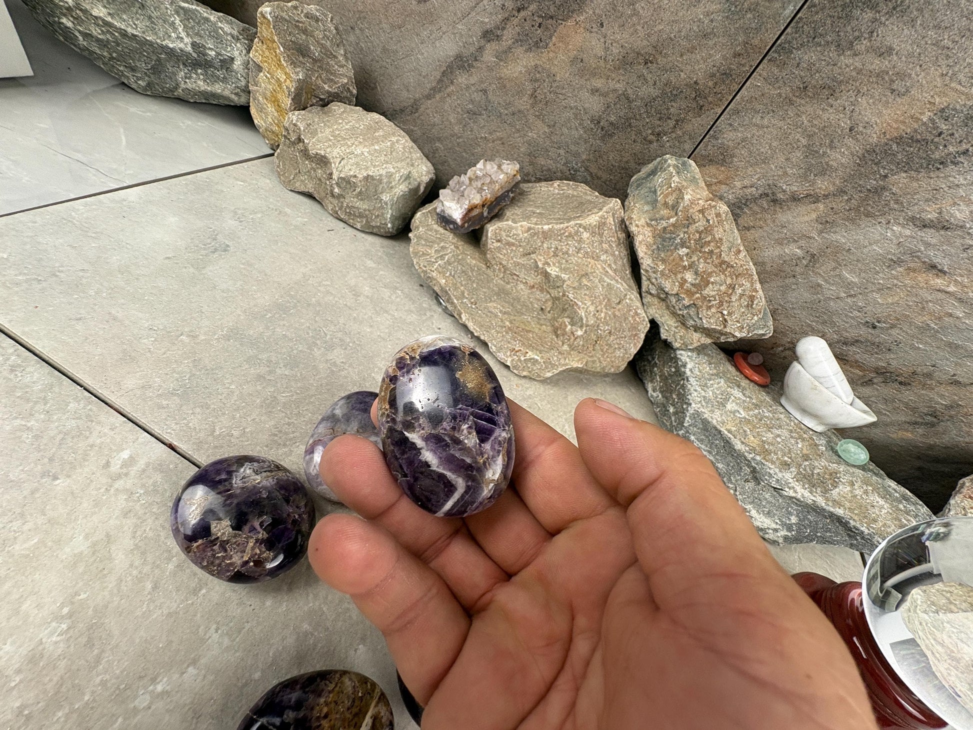 Traditional India Saputra Amethyst Mountain Palm Stone Polished Carved Crystal Home Decor Worry Pocket Stress Anxiety Palm Stone Birthday