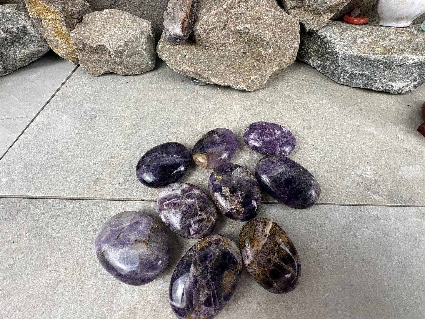 Traditional India Saputra Amethyst Mountain Palm Stone Polished Carved Crystal Home Decor Worry Pocket Stress Anxiety Palm Stone Birthday