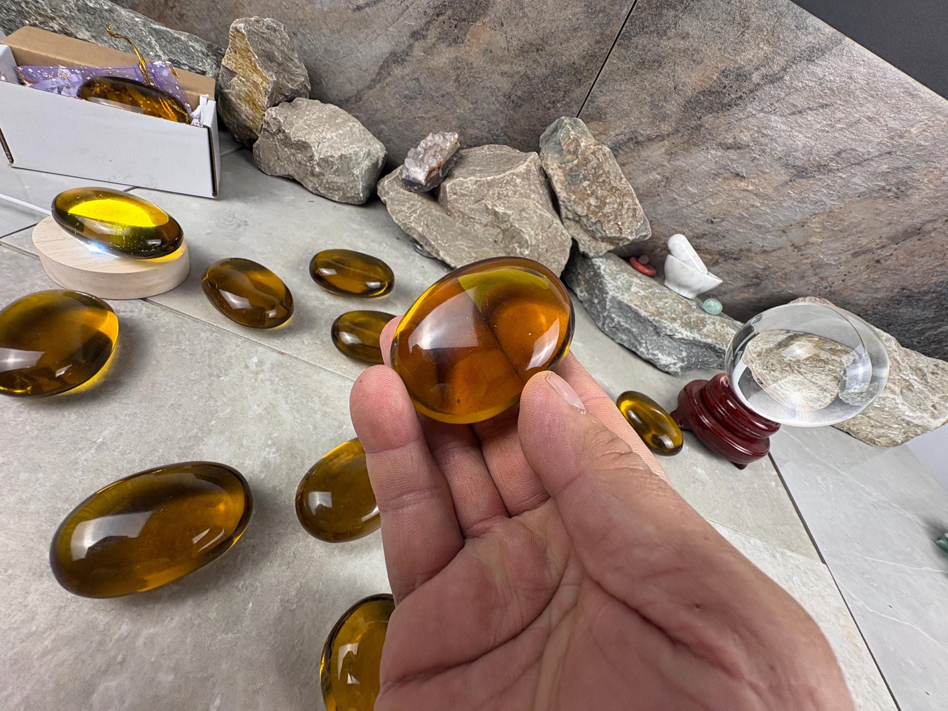 Smelting Honey Quartz Palm Stones Healing Crystal Yellow Quartz Spiritual Energy Stone Meditation Mindfulness Handheld Crystal Home Decor