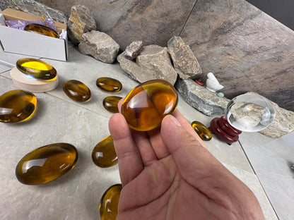 Smelting Honey Quartz Palm Stones Healing Crystal Yellow Quartz Spiritual Energy Stone Meditation Mindfulness Handheld Crystal Home Decor