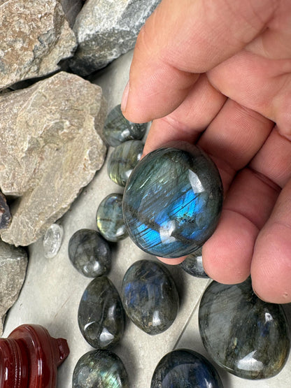 Finland Spectrolite Natural Palm Stone Smooth Polished Carved Crystal for Distraction Anxiety Worry Home Dcor Arts Crafts Birthday Gift