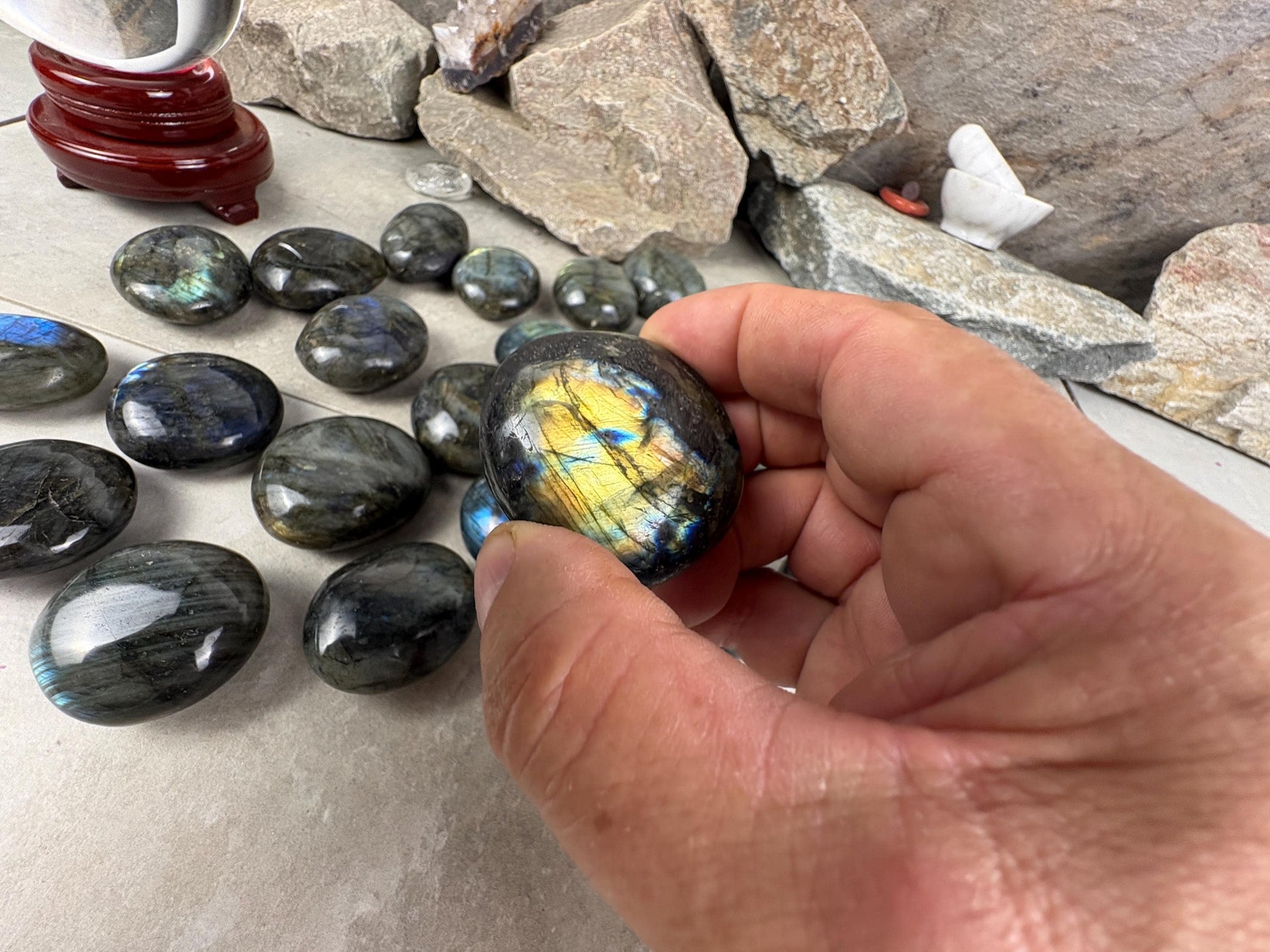 Finland Spectrolite Natural Palm Stone Smooth Polished Carved Crystal for Distraction Anxiety Worry Home Dcor Arts Crafts Birthday Gift