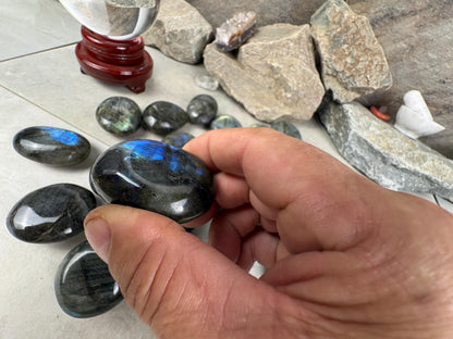 Finland Spectrolite Natural Palm Stone Smooth Polished Carved Crystal for Distraction Anxiety Worry Home Dcor Arts Crafts Birthday Gift
