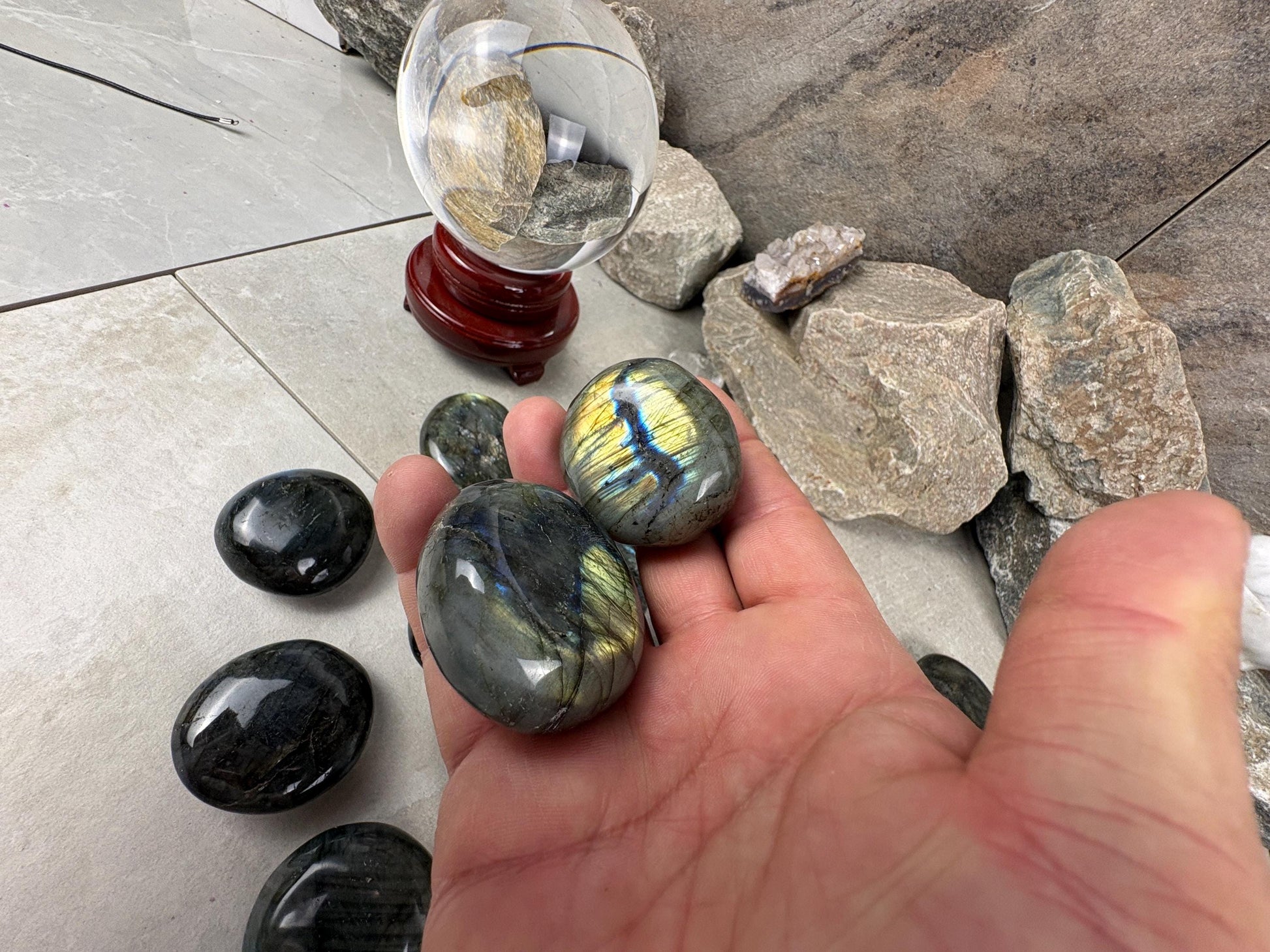 Finland Spectrolite Natural Palm Stone Smooth Polished Carved Crystal for Distraction Anxiety Worry Home Dcor Arts Crafts Birthday Gift