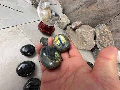 Finland Spectrolite Natural Palm Stone Smooth Polished Carved Crystal for Distraction Anxiety Worry Home Dcor Arts Crafts Birthday Gift