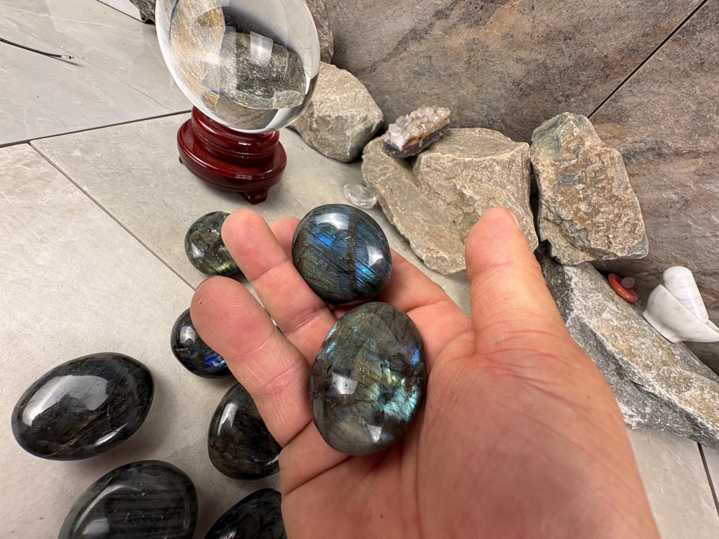 Finland Spectrolite Natural Palm Stone Smooth Polished Carved Crystal for Distraction Anxiety Worry Home Dcor Arts Crafts Birthday Gift