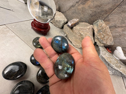 Finland Spectrolite Natural Palm Stone Smooth Polished Carved Crystal for Distraction Anxiety Worry Home Dcor Arts Crafts Birthday Gift