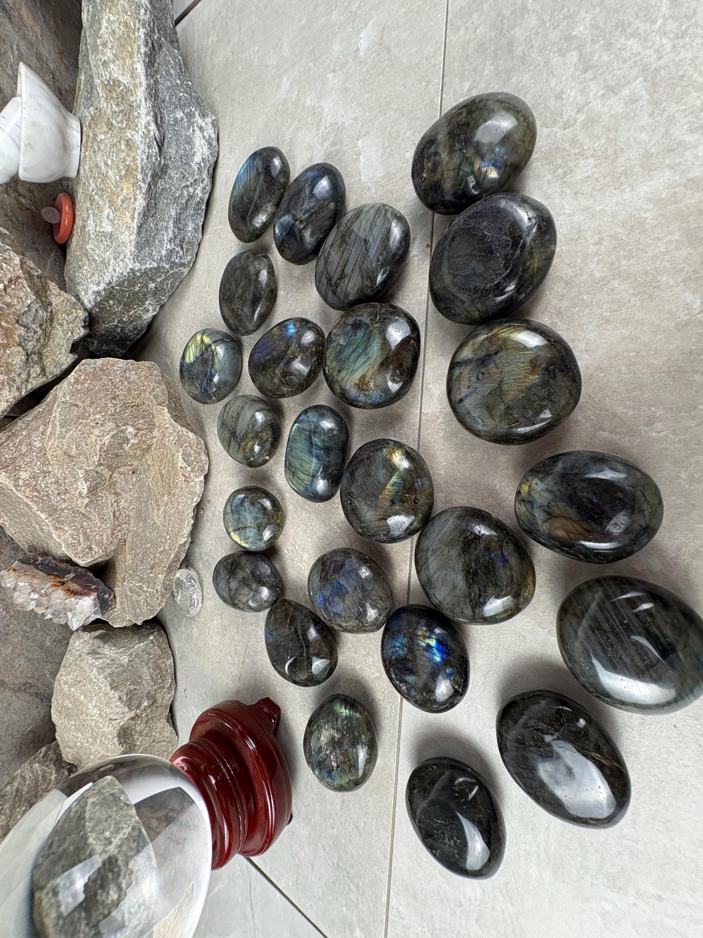 Finland Spectrolite Natural Palm Stone Smooth Polished Carved Crystal for Distraction Anxiety Worry Home Dcor Arts Crafts Birthday Gift
