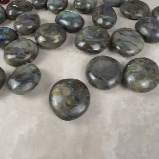 Finland Spectrolite Natural Palm Stone Smooth Polished Carved Crystal for Distraction Anxiety Worry Home Dcor Arts Crafts Birthday Gift