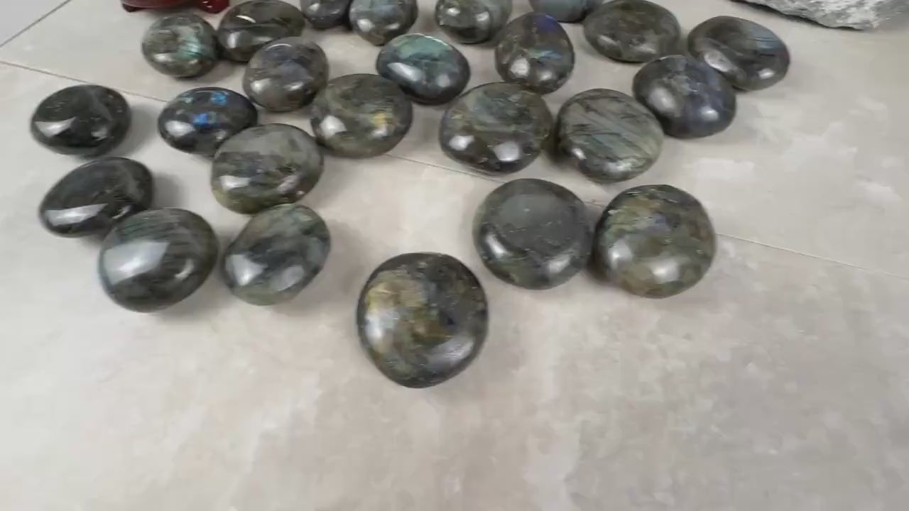 Finland Spectrolite Natural Palm Stone Smooth Polished Carved Crystal for Distraction Anxiety Worry Home Dcor Arts Crafts Birthday Gift