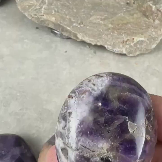 Traditional India Saputra Amethyst Mountain Palm Stone Polished Carved Crystal Home Decor Worry Pocket Stress Anxiety Palm Stone Birthday