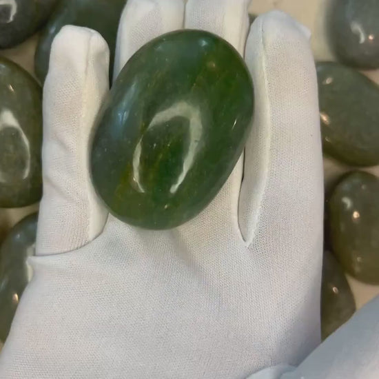 Green Aventurine Palm Stone: Polished Crystal for Meditation