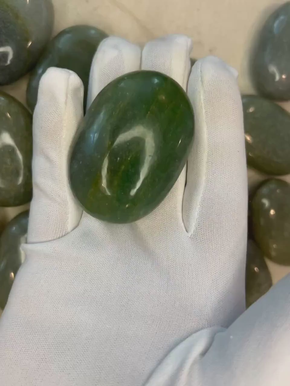 Green Aventurine Palm Stone: Polished Crystal for Meditation